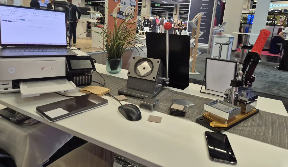 Foto-Magnet-Station mit Drucker, Stanze und Presse in der Messehalle in Köln